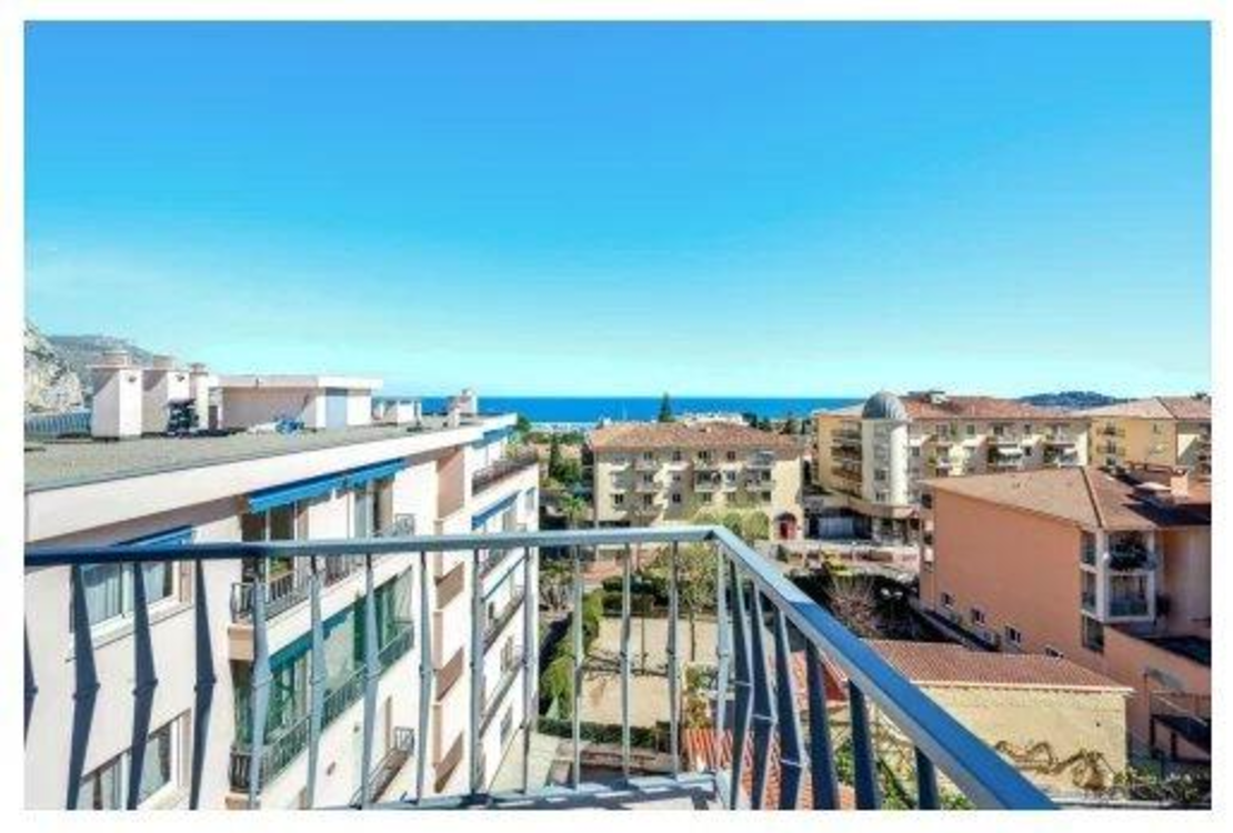 BEAULIEU-SUR-MER – Appartement 2 chambres au dernier étage – Vue sur la mer