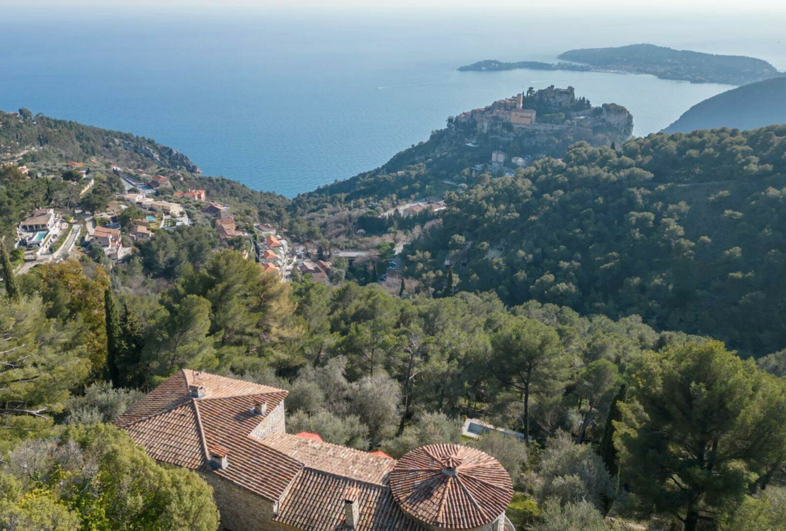 Ferme en pierre surplombant la mer et le village