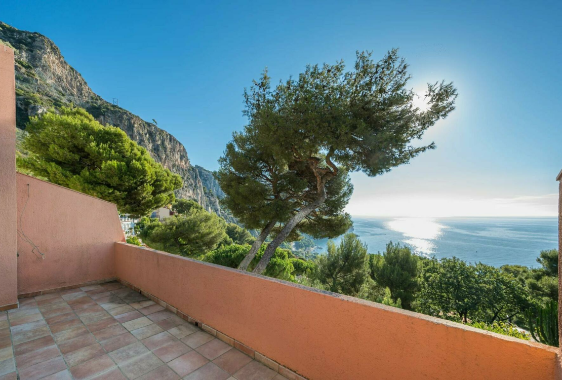 Charming 3-Room House with Breathtaking Sea Views