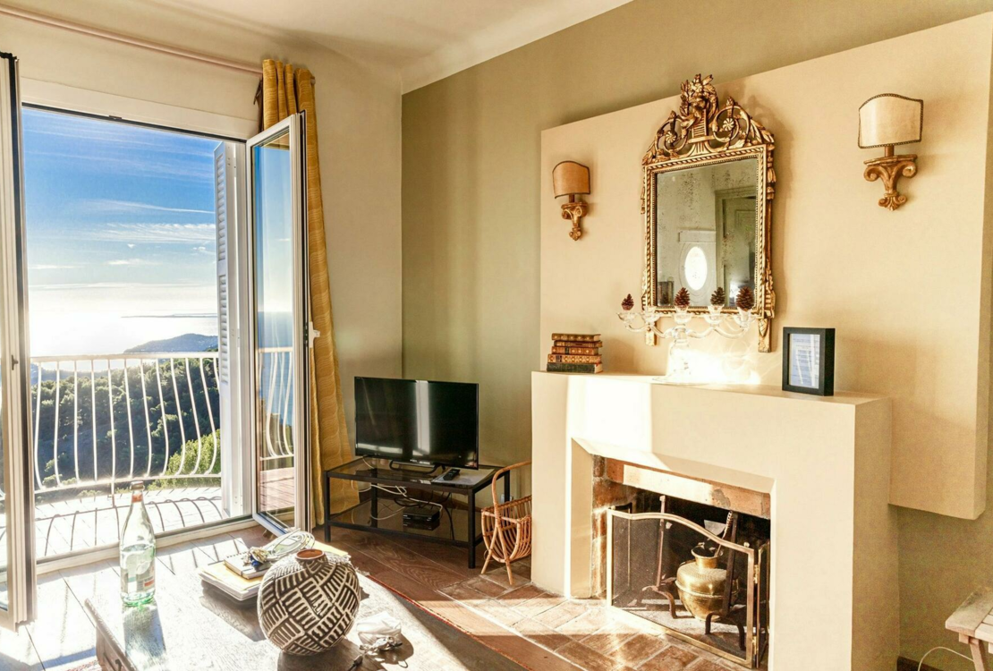 Ferme en pierre surplombant la mer et le village