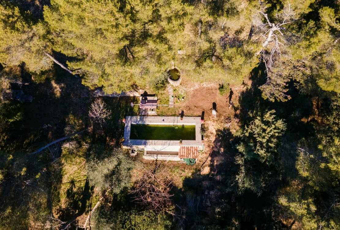 Ferme en pierre surplombant la mer et le village