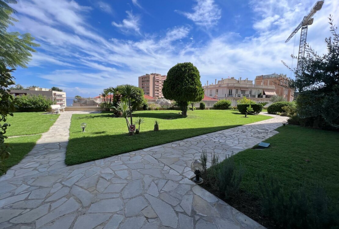 LAROUSSE | LES ABEILLES | STUDIO