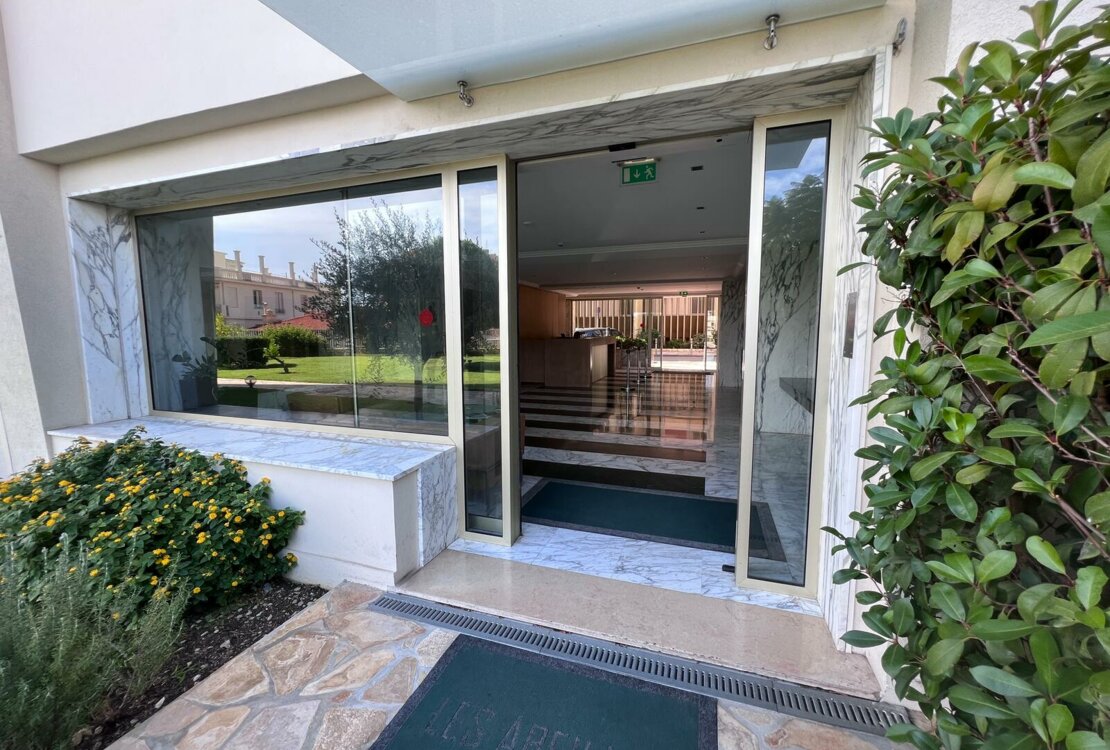 LAROUSSE | LES ABEILLES | STUDIO