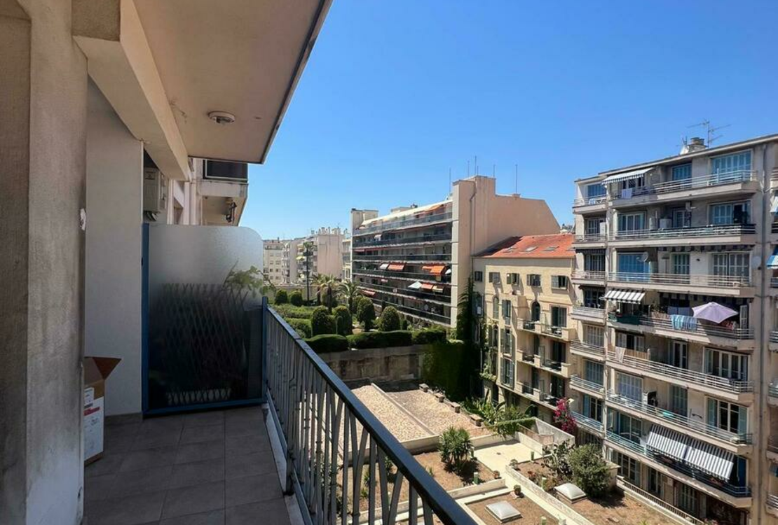 NICE | PROMENADE DES ANGLAIS | SEA VIEW