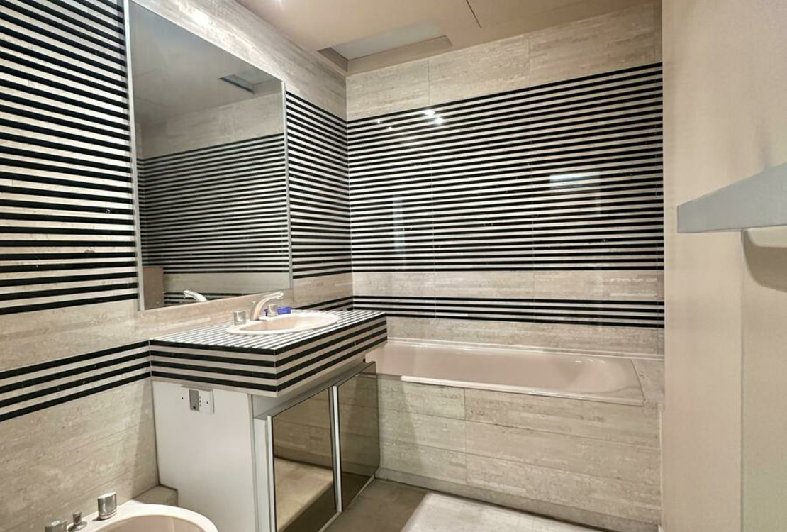 Очаровательная 2-х комнатная квартира под ремонт с лоджией и парковкой