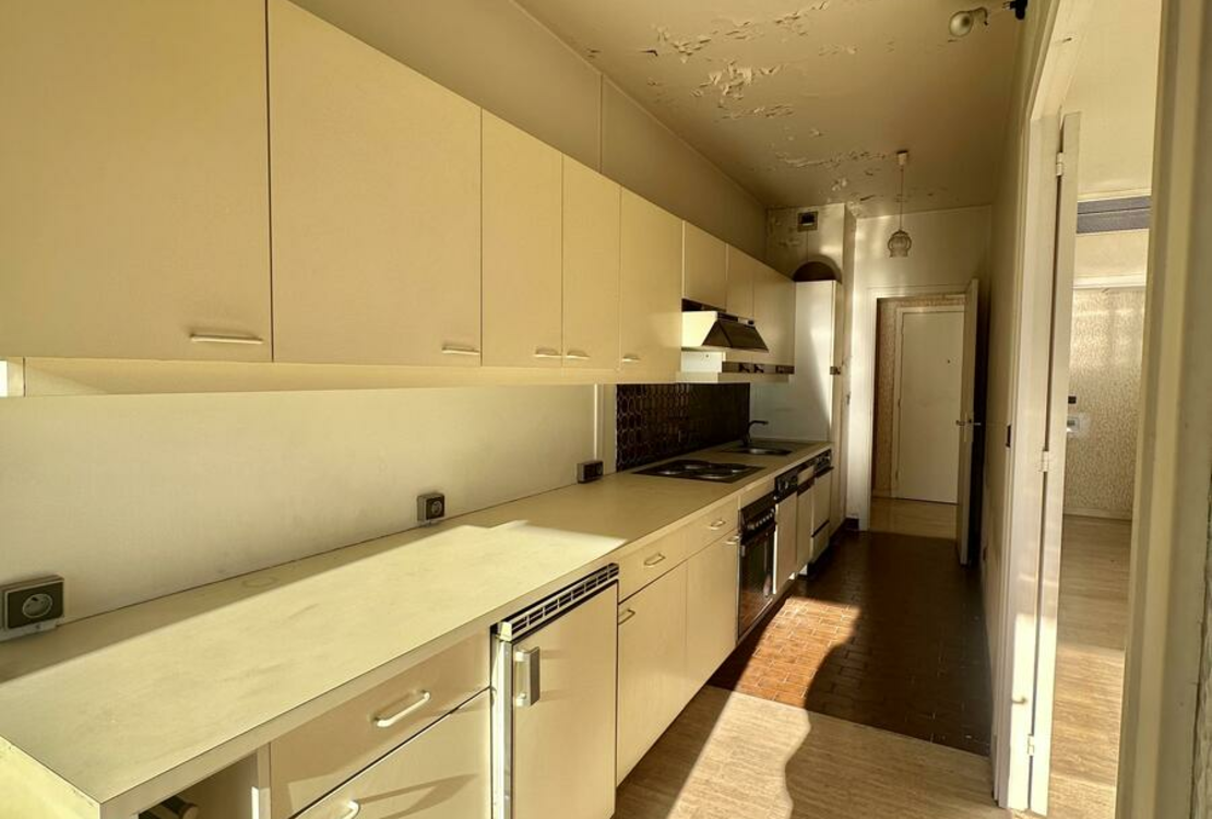 Очаровательная 2-х комнатная квартира под ремонт с лоджией и парковкой