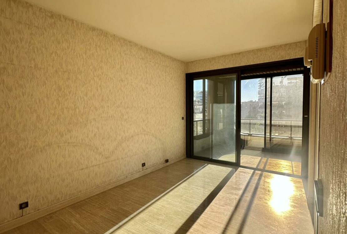 Очаровательная 2-х комнатная квартира под ремонт с лоджией и парковкой