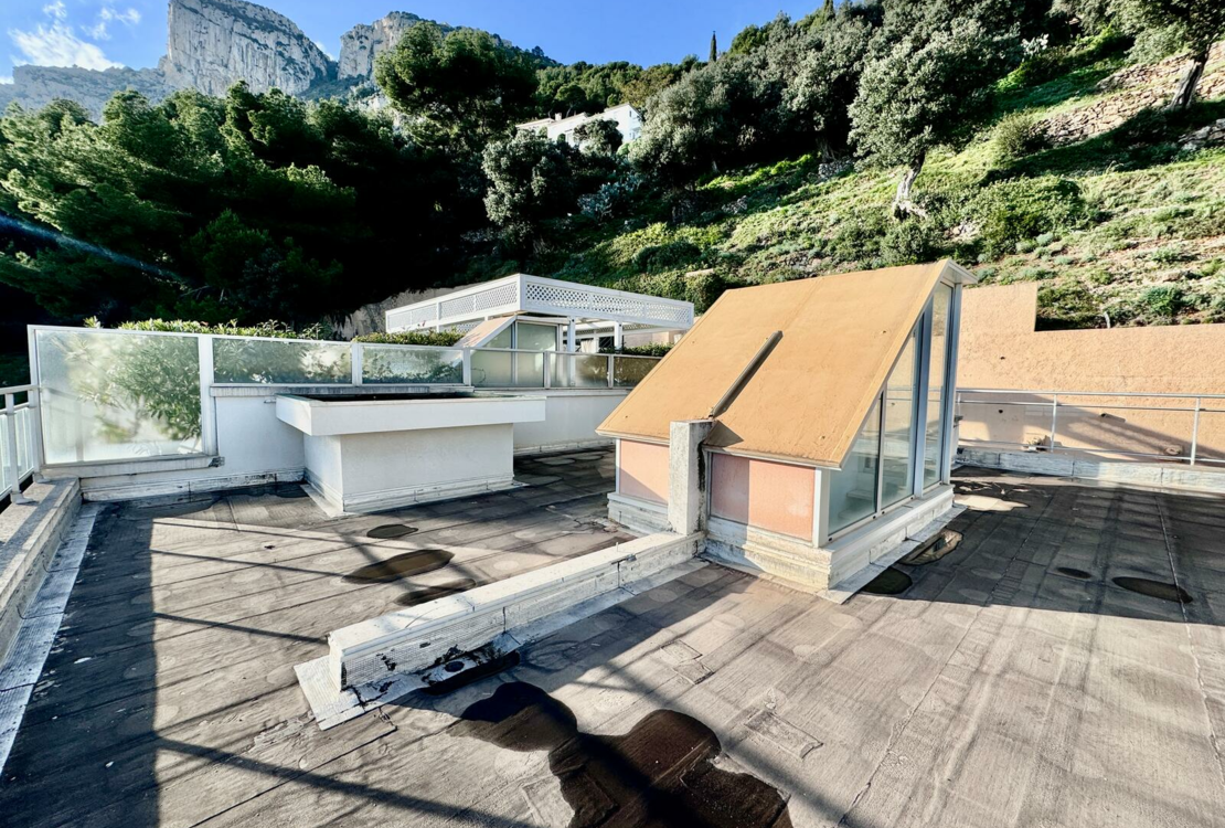 Penthouse to Renovate with Breathtaking Sea and Monaco Views