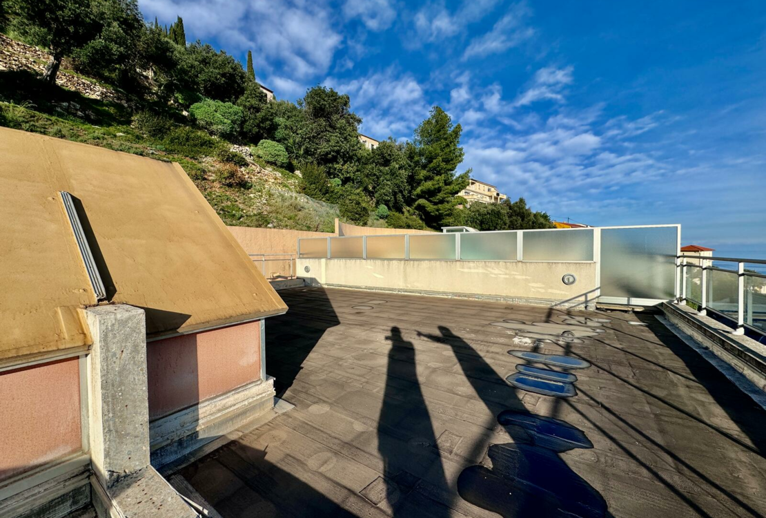 Penthouse to Renovate with Breathtaking Sea and Monaco Views