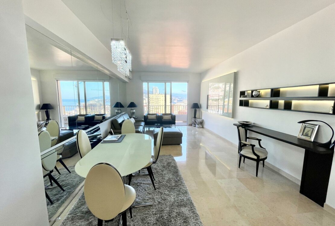 Superb 4 room apartment with terrace and panoramic sea view