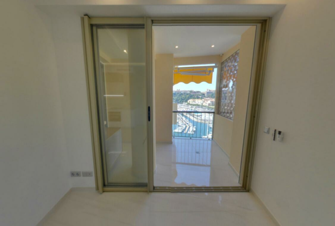 Beau Rivage — renovierte 2-Zimmer-Wohnung mit Terrasse und Meerblick