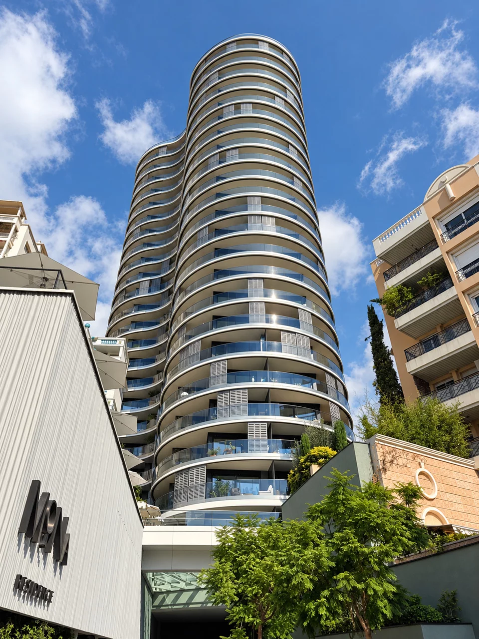 Facciata e balconi curvi di MoNa Résidence, 1 bis rue des Giroflées, Monaco